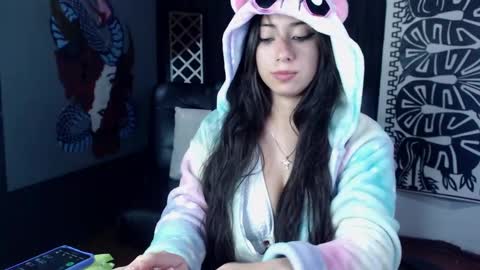 Snapshot of emiantonella_ chatting on February 21, 9:00 pm Antonella  online show from February 21, 9:00 pm