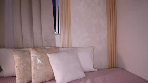 Snapshot of emiily_bell chatting on December 28, 10:58 am    online show from December 28, 10:58 am