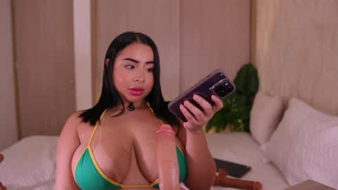 Snapshot of emiily_bell chatting on September 22, 11:20 pm    online show from September 22, 11:20 pm