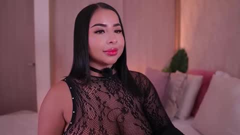 Snapshot of emiily_bell chatting on October 10, 10:25 pm    online show from October 10, 10:25 pm