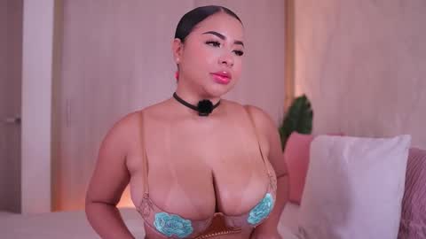 Snapshot of emiily_bell chatting on October 16, 7:35 pm    online show from October 16, 7:35 pm