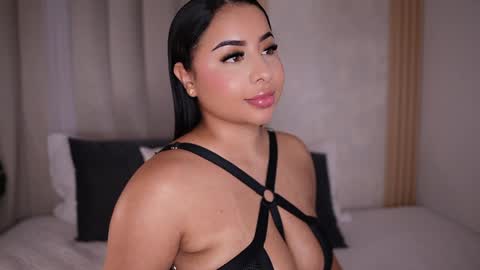 Snapshot of emiily_bell chatting on January 12, 1:53 am    online show from January 12, 1:53 am