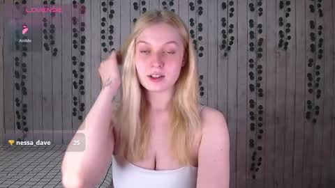 Snapshot of emiliaduchess chatting on October 23, 11:44 am Amili online show from October 23, 11:44 am