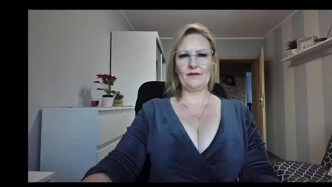 EmillyLove online show from December 16, 2:01 pm