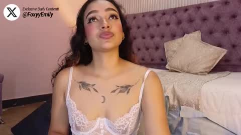 Snapshot of emily_foxyy chatting on October 5, 8:27 pm Emily online show from October 5, 8:27 pm