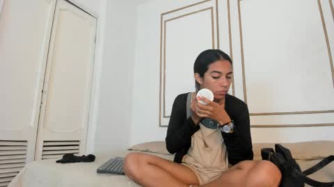emily_gaviria1 online show from May 18, 12:11 pm