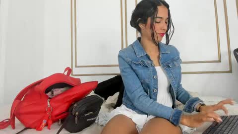 emily_gaviria1 online show from April 25, 12:51 pm