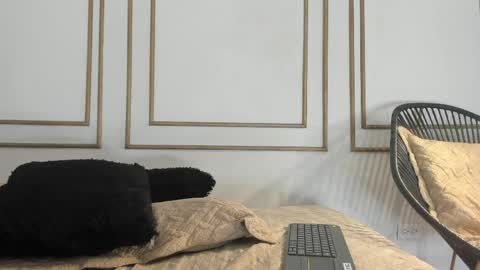 emily_gaviria1 online show from May 13, 1:43 pm