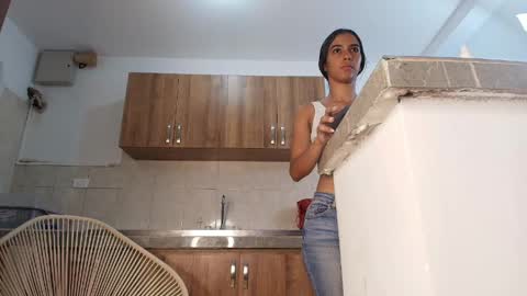 emily_gaviria1 online show from May 22, 12:23 pm