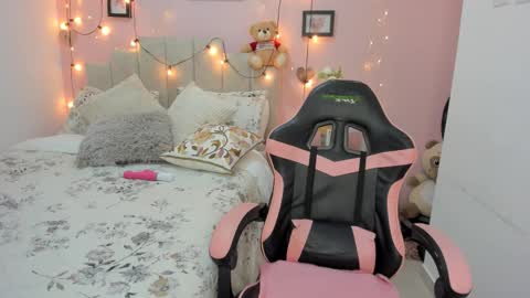 Emily online show from February 20, 8:44 pm