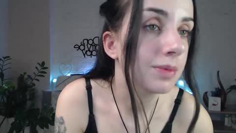 Snapshot of emilylayer chatting on March 10, 1:23 am Emyli online show from March 10, 1:23 am