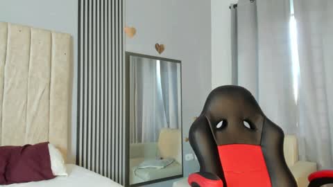 emma_and_aysha online show from July 7, 9:41 pm