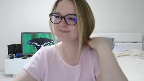 emma_misty_ online show from April 15, 8:20 pm