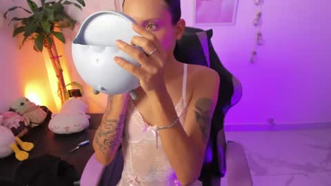 Emma online show from April 15, 8:20 pm