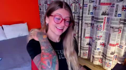 Snapshot of emmaa_hostt chatting on October 1, 11:36 pm Ema .l. online show from October 1, 11:36 pm