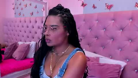 emmaebony_ online show from July 1, 10:46 am