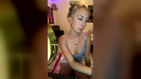 emmaraee online show from May 16, 1:46 am