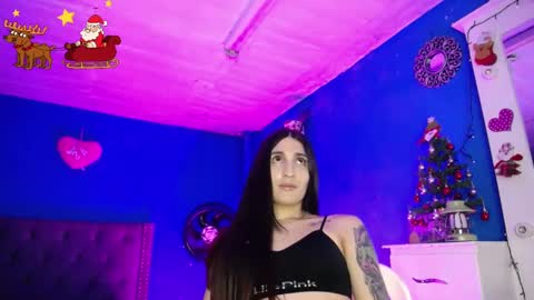 Snapshot of emmaxx7 chatting on December 16, 11:07 pm Emma  online show from December 16, 11:07 pm