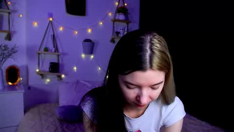 Snapshot of emmie_everly chatting on October 16, 7:24 pm emmie_everly online show from October 16, 7:24 pm
