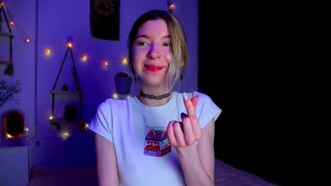 Snapshot of emmie_everly chatting on October 18, 7:29 pm emmie_everly online show from October 18, 7:29 pm