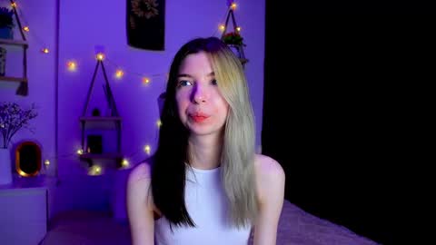 Snapshot of emmie_everly chatting on October 17, 7:29 pm emmie_everly online show from October 17, 7:29 pm