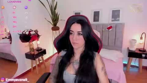 Snapshot of emmyevans1 chatting on December 4, 8:01 pm Emmy Evans  online show from December 4, 8:01 pm