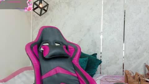 Emy online show from April 4, 2:24 pm