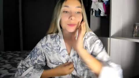 Snapshot of emyconneer chatting on February 10, 12:41 am emyconneer online show from February 10, 12:41 am