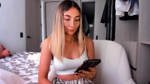 Snapshot of emyconneer chatting on February 15, 10:10 pm emyconneer online show from February 15, 10:10 pm