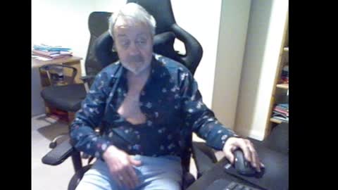 Snapshot of erasmus_d chatting on March 7, 6:33 pm erasmus_d online show from March 7, 6:33 pm