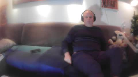 Snapshot of eric204 chatting on December 31, 7:51 pm Eric online show from December 31, 7:51 pm