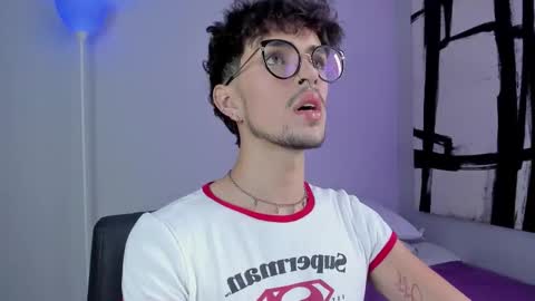 Snapshot of erisleon chatting on October 30, 1:33 pm   online show from October 30, 1:33 pm