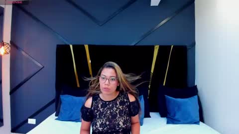esther_xo online show from June 25, 5:12 am