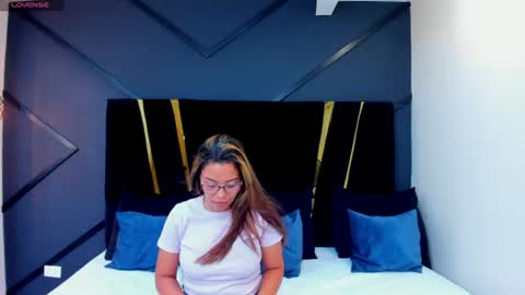 esther_xo online show from June 25, 4:09 am