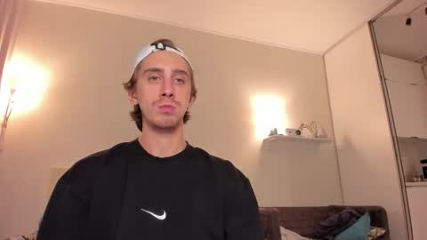 Snapshot of esthetics_boys chatting on September 16, 3:30 am LOUIS online show from September 16, 3:30 am