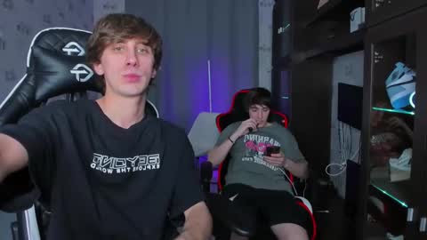 Snapshot of esthetics_boys chatting on February 20, 4:14 pm LOUIS online show from February 20, 4:14 pm