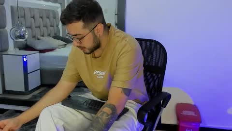 ethan_greys online show from December 14, 4:08 am