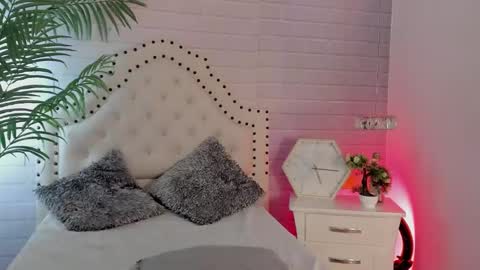 Snapshot of eureekaa chatting on February 27, 11:04 pm  Eurekaa  online show from February 27, 11:04 pm