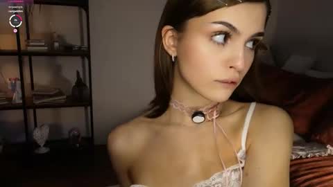 Hello my name is Eva its my first day here online show from November 8, 7:44 am