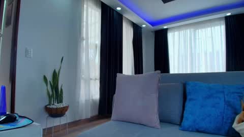  EVA LUNA online show from November 5, 6:10 pm