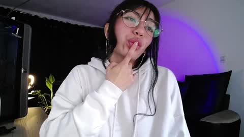 Kissed by an angel  IG evee  lyn20 online show from December 18, 5:59 am