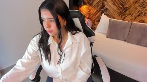 E V E L I N online show from February 12, 3:59 pm