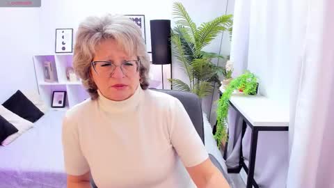 Evelyn online show from November 4, 5:09 am