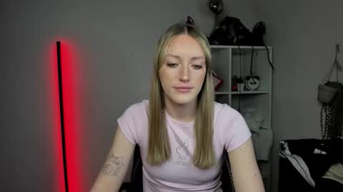 evelynblond online show from April 3, 1:51 pm