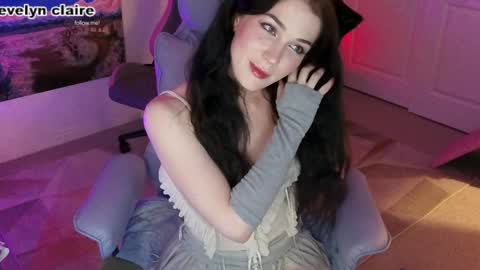 Evelyn Claire online show from January 7, 3:00 am