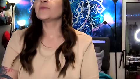 Snapshot of everleighlux chatting on December 6, 10:46 pm Aly online show from December 6, 10:46 pm