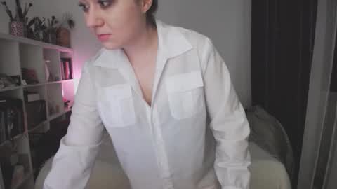 Snapshot of eviecuster chatting on October 23, 8:10 pm Im gonna be on in 2 hours online show from October 23, 8:10 pm