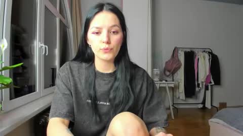 ewelynscott online show from February 3, 9:30 pm