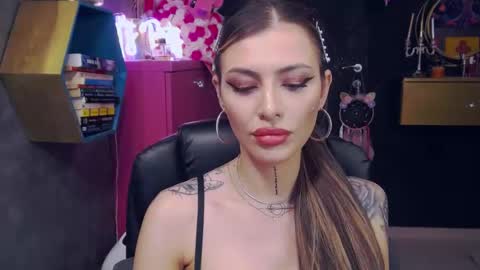 Sarah online show from March 3, 9:05 pm