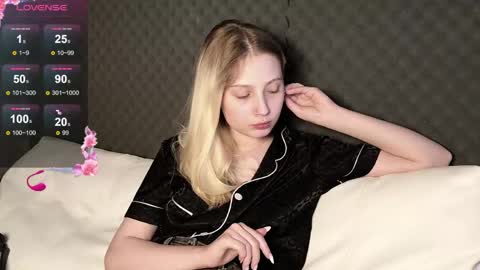 fluffy_cloude online show from May 14, 9:24 pm